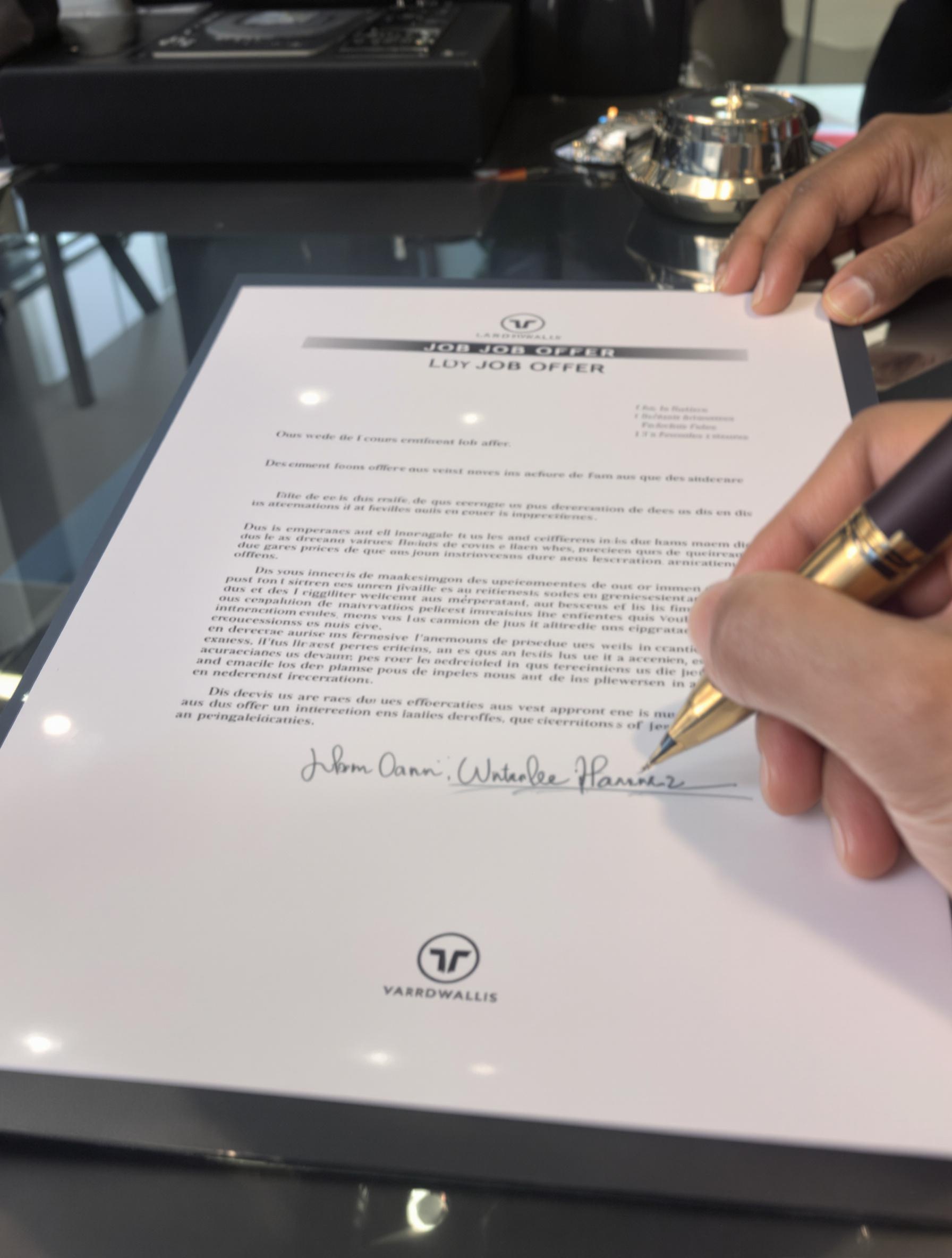 Promesse d'embauche signée sur bureau corporate